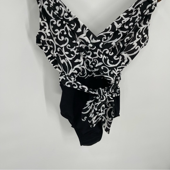 Miraclesuit One Piece Swimsuit Belted Black White Women’s Slimming Size 8 - Picture 5 of 10